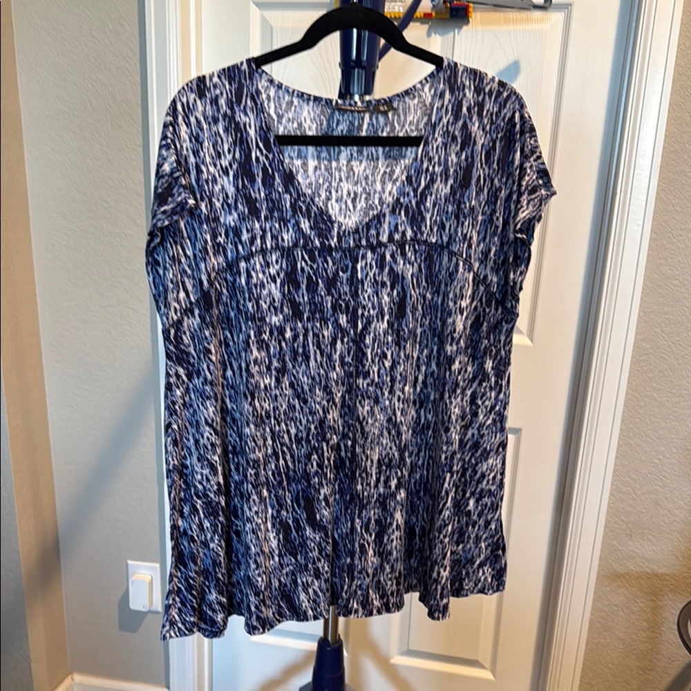 Jones New York Blue and White Relaxed Graphic Blouse. Size 1X